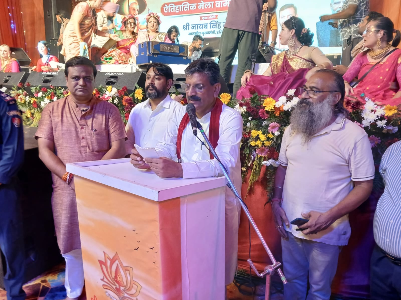 अंबाला छावनी बस अड्डे पर बद्दी नालागढ़ की बस इंतजार करते यात्री। संवाद