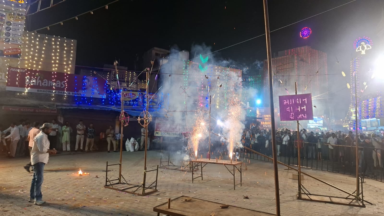 अंबाला छावनी बस अड्डे पर बद्दी नालागढ़ की बस इंतजार करते यात्री। संवाद