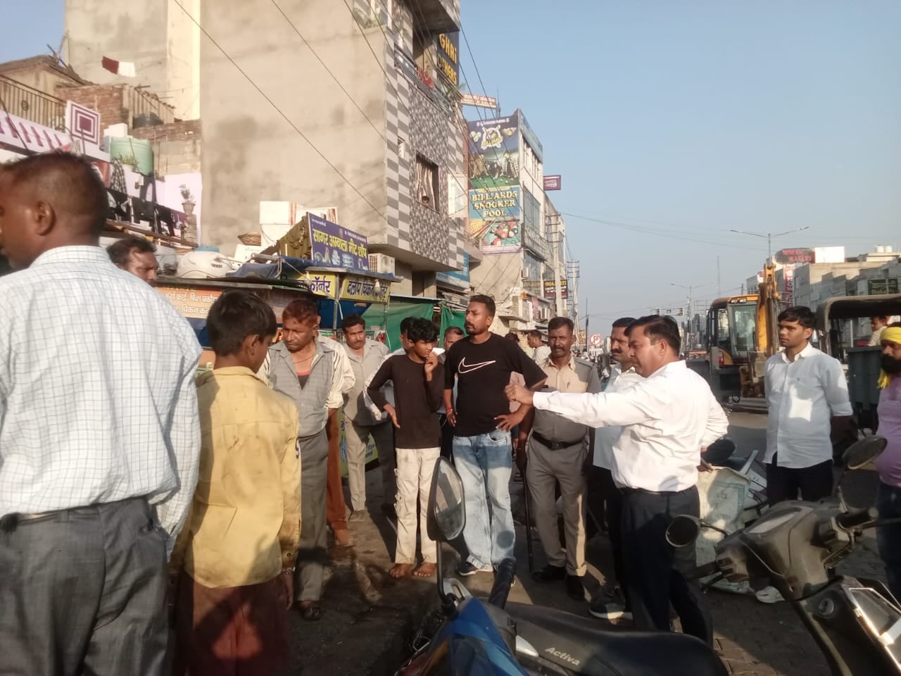 अंबाला छावनी के महेशनगर में दुकानों के बाहर रखे सामान को जब्त करते नप कर्मी। संवाद अंबाला छावनी के महेशनगर में दुकानों के बाहर रखे सामान को जब्त करते नप कर्मी। संवाद