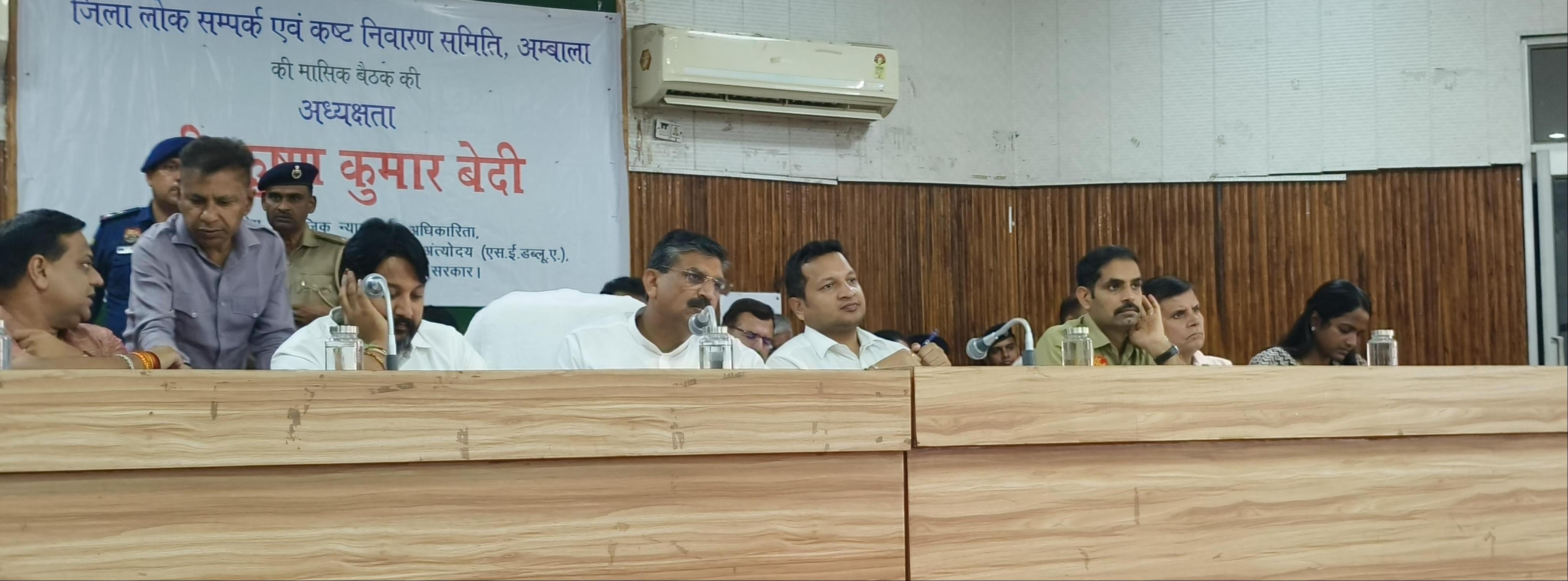 अंबाला सिटी के पंचायत भवन में जीएसटी विभाग से जुड़ी शिकायत बताता शिकायतकर्ता। संवाद अंबाला सिटी के पंचायत भवन में जीएसटी विभाग से जुड़ी शिकायत बताता शिकायतकर्ता। संवाद