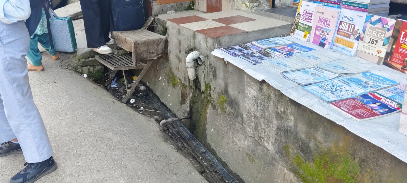 अजीत सिंह स्थानीय निवासी।