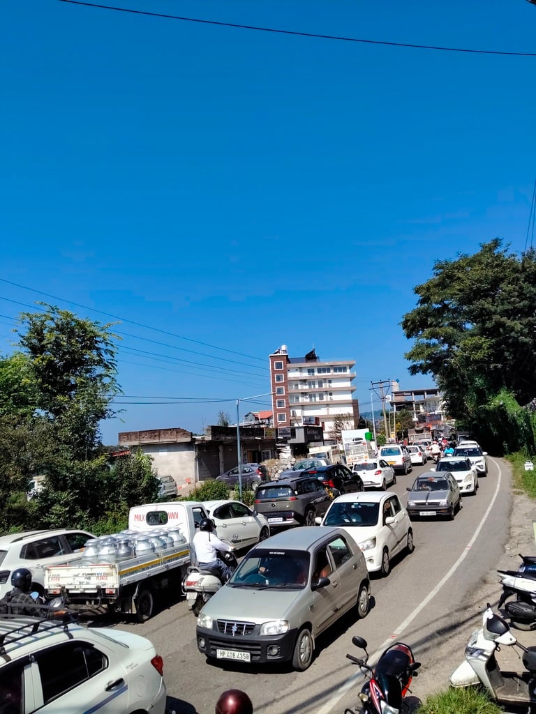 बिजली का खंबा गिरने के कारण धर्मशाला-पालमपुर मुख्य मार्ग पर शीला चौक के पास लगा जाम। -ंसावद