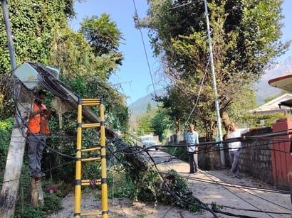 बिजली का खंबा गिरने के कारण धर्मशाला-पालमपुर मुख्य मार्ग पर शीला चौक के पास लगा जाम। -ंसावद