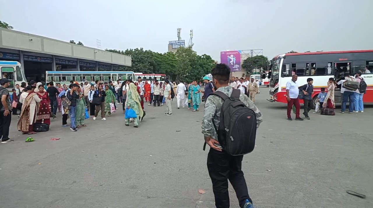 बस अड्डा पर बसों के इंतजार में खड़े यात्री। संवाद बस अड्डा पर बसों के इंतजार में खड़े यात्री। संवाद