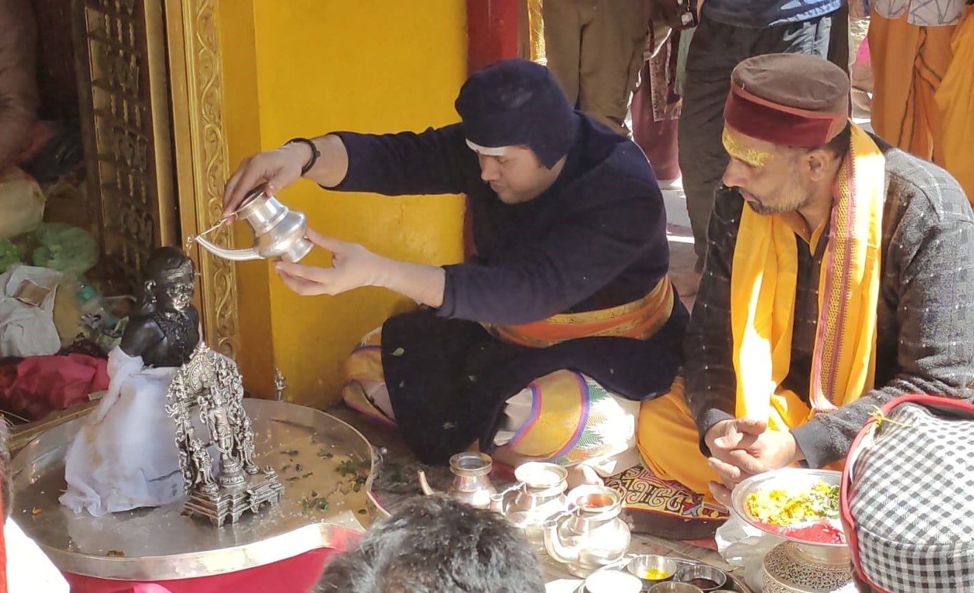 बदरीनाथ मंदिर से उद्धव की डोली को माता मूर्ति मंदिर ले जाते श्रद्धालु। स्रोत: जागरुक पाठक बदरीनाथ मंदिर से उद्धव की डोली को माता मूर्ति मंदिर ले जाते श्रद्धालु। स्रोत: जागरुक पाठक