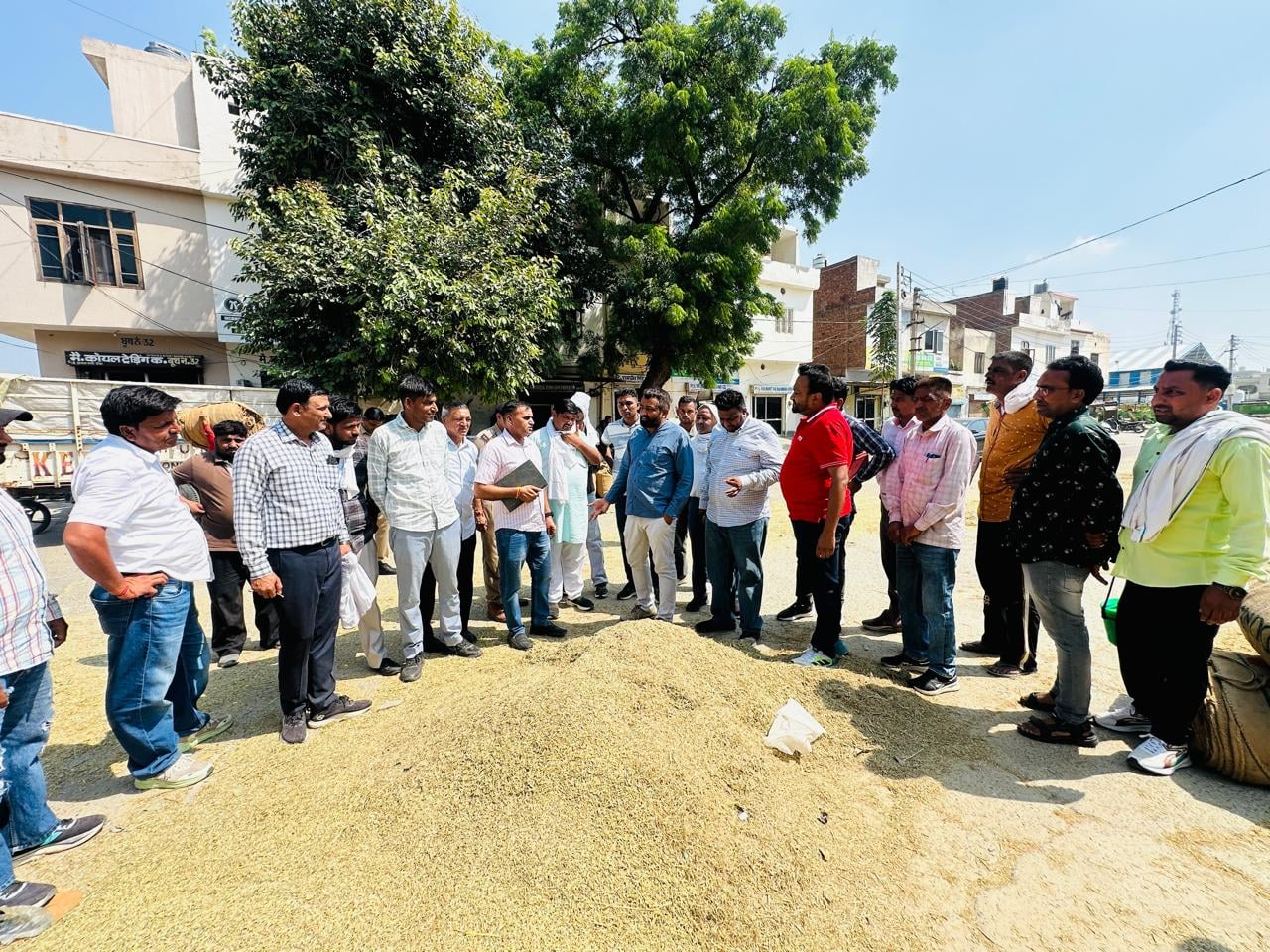 चीका मंडी में निरीक्षण करते एसडीएम। विज्ञप्ति चीका मंडी में निरीक्षण करते एसडीएम। विज्ञप्ति