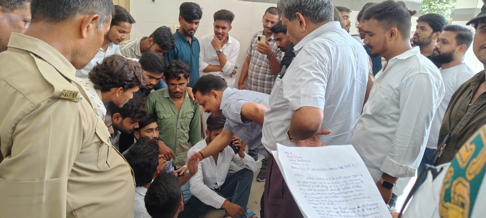 छात्रसंघ की बहाली के लिए किया प्रदर्शन