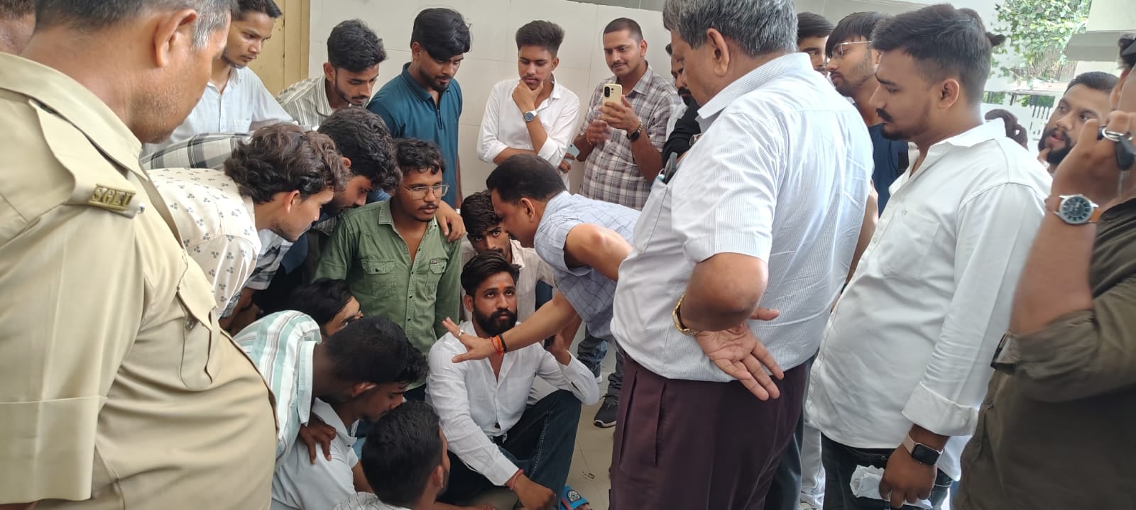 छात्रसंघ की बहाली के लिए किया प्रदर्शन