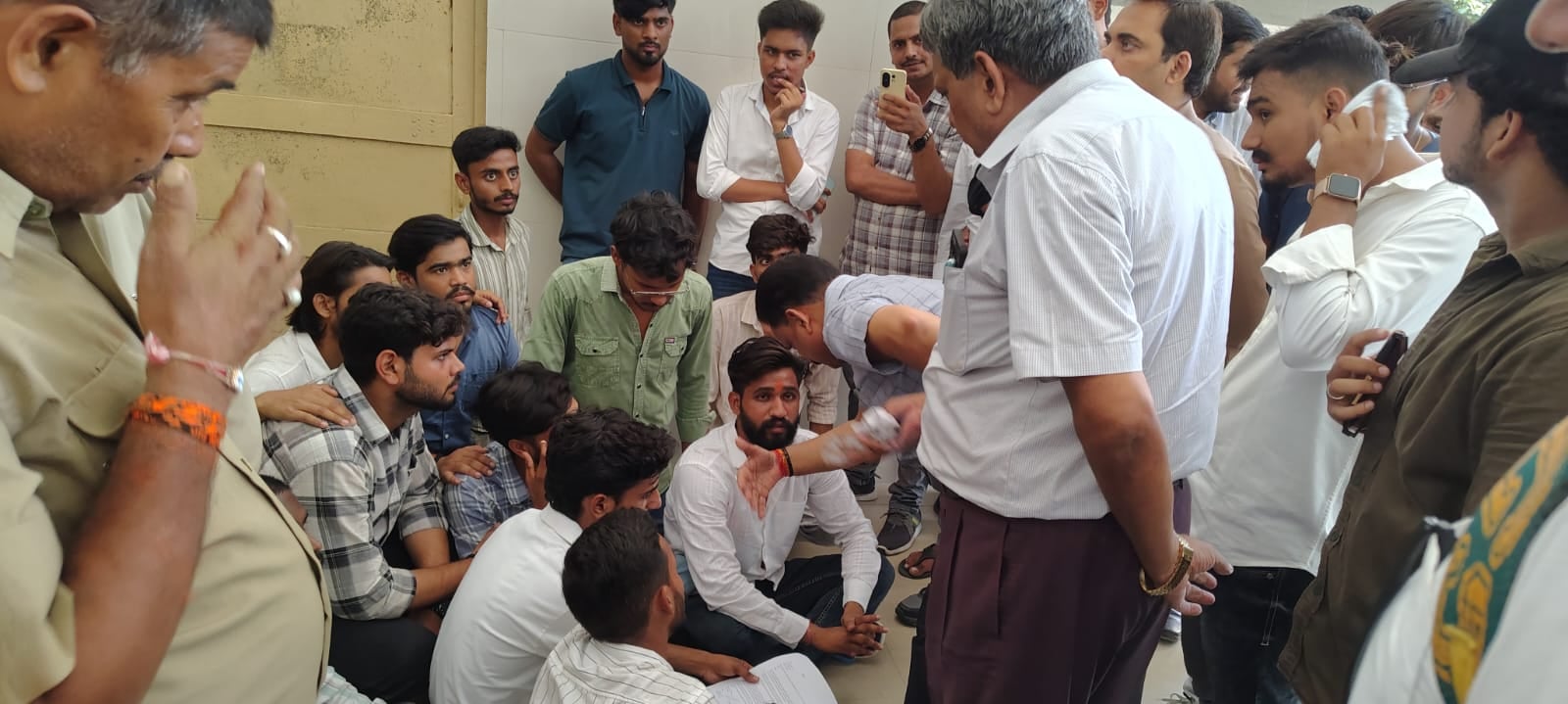छात्रसंघ की बहाली के लिए किया प्रदर्शन