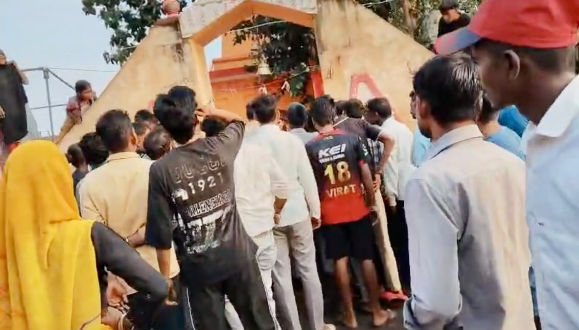 एक्सीडेंट के बाद इकट्ठा ग्रामीण। एक्सीडेंट के बाद इकट्ठा ग्रामीण।