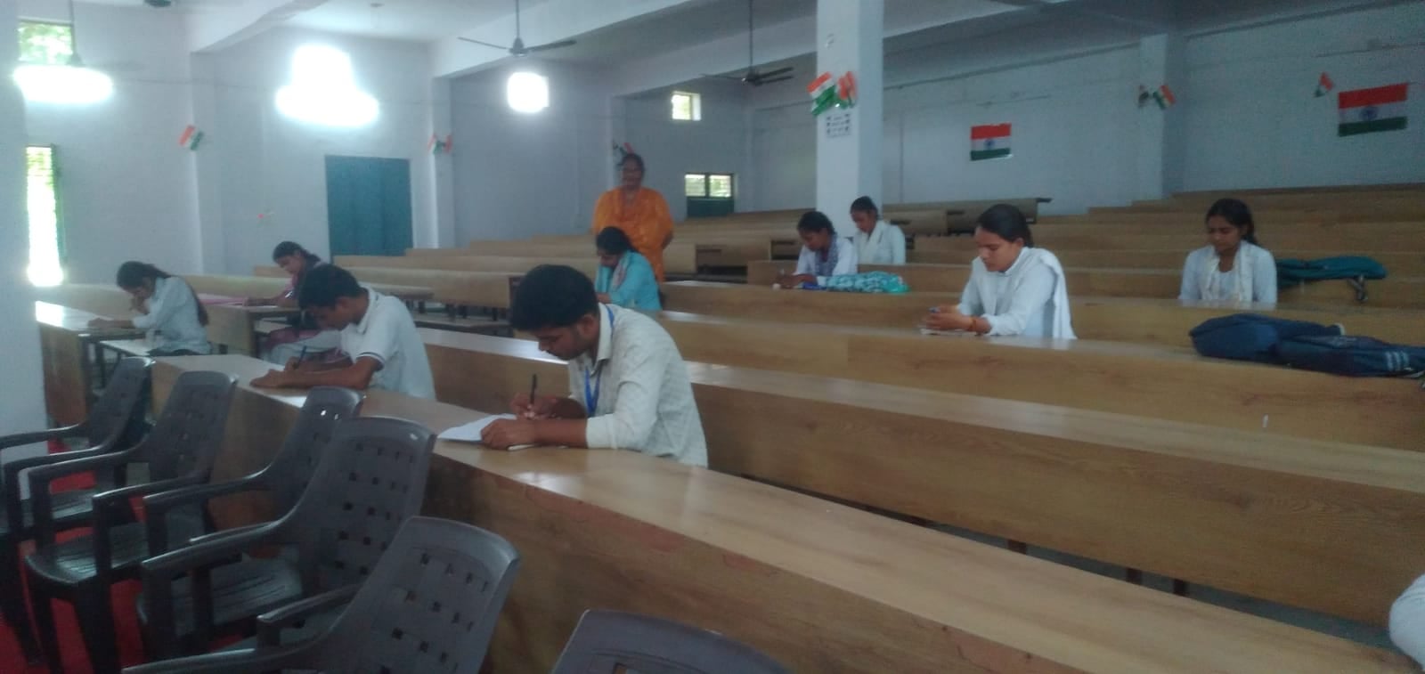 फोटो 10 पोस्टर प्रतियोगिता के सफल प्रतिभागी अपने द्वारा तैयार किए गए पोस्टर के साथ। स्रोत आयोजक