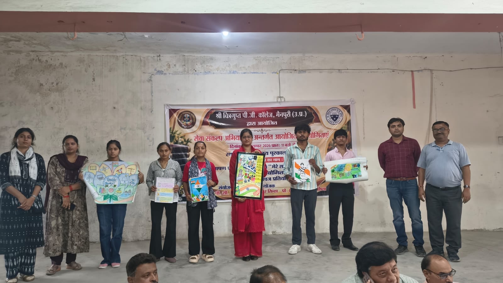 फोटो 10 पोस्टर प्रतियोगिता के सफल प्रतिभागी अपने द्वारा तैयार किए गए पोस्टर के साथ। स्रोत आयोजक