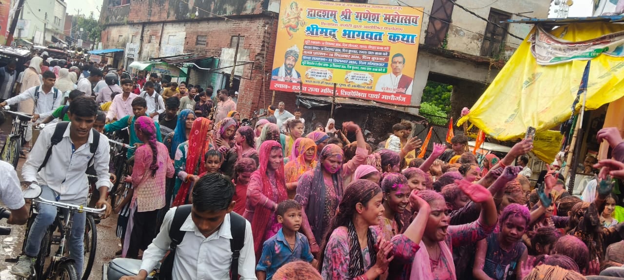 फोटो 16: विसर्जन यात्रा में श्रीगणेश मूर्ति के साथ श्रद्धालु। संवाद फोटो 16: विसर्जन यात्रा में श्रीगणेश मूर्ति के साथ श्रद्धालु। संवाद