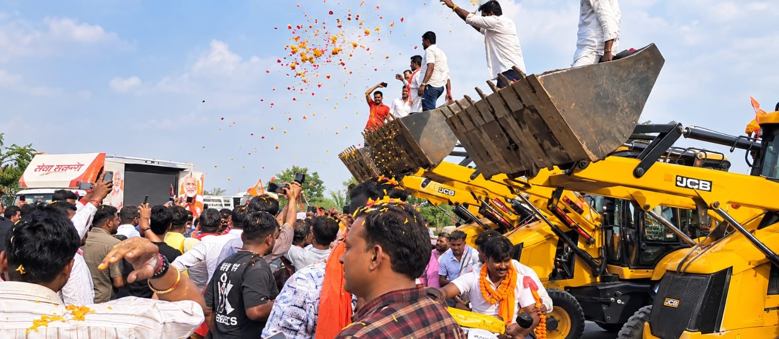 फोटो 21 वीवीआईपी गेस्ट हाउस में गारद की सलामी लेते होमगार्ड मंत्री। संवाद फोटो 21 वीवीआईपी गेस्ट हाउस में गारद की सलामी लेते होमगार्ड मंत्री। संवाद