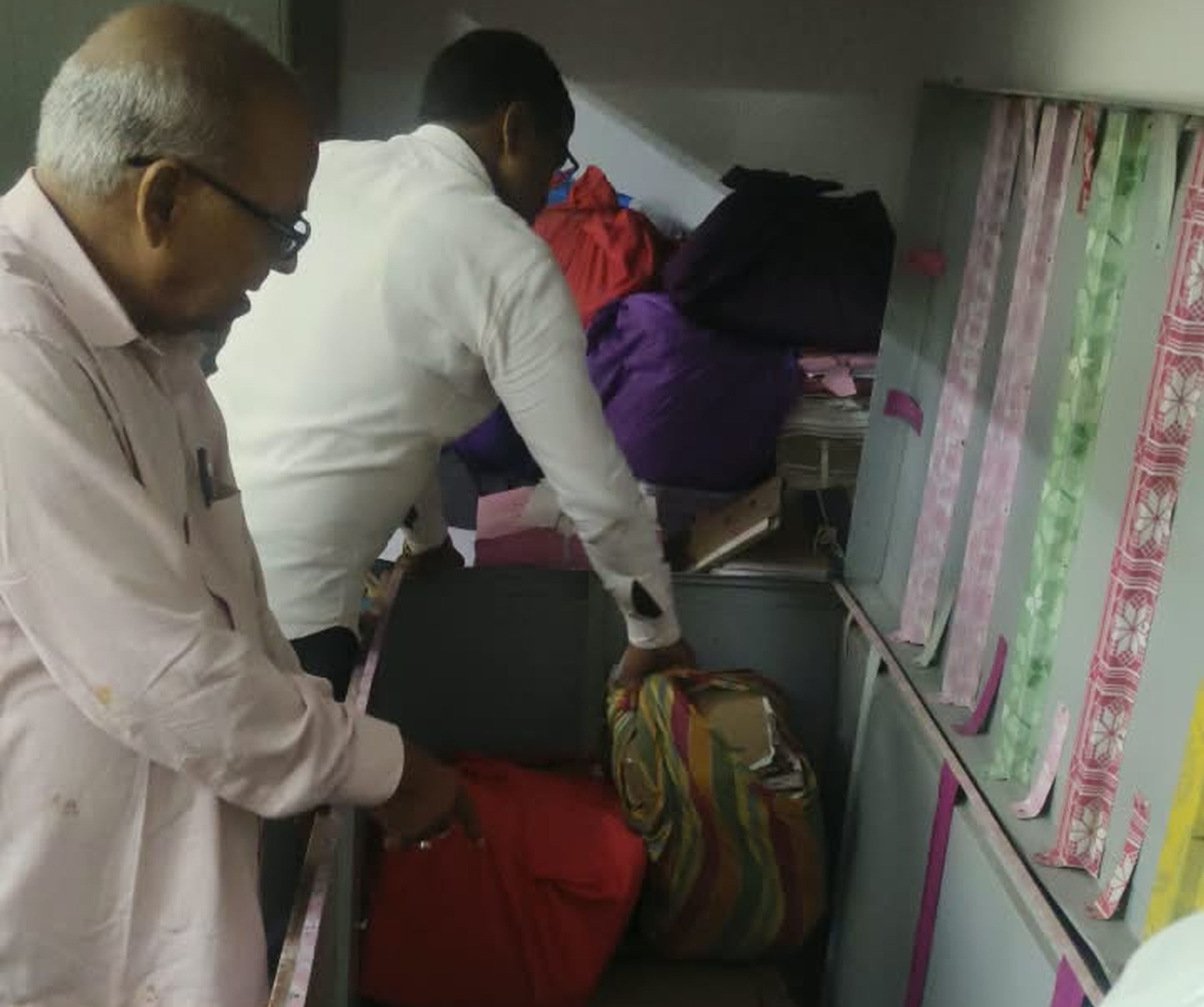 फोटो-22-बलरामपुर के सदर तहसील में लेखपालों द्वारा जमा किया गया बस्ता ।-संवाद