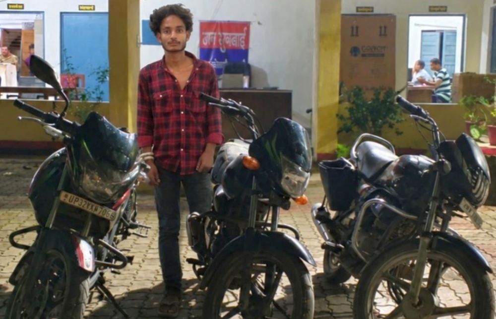 फोटो 22 एमएएचपी 01 परिचय-बरामद बाइकों के साथ पुलिस गिरफ्त में आरोपी अभि उर्फ अवि अहिरवार। स्रो