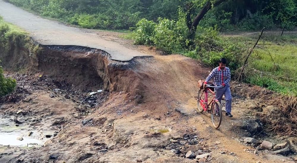 फोटो 22 एमएएचपी 04 परिचय-शहर के झलकारीबाई तिराहे के पास इस तरह बड़े-बड़े गड्ढों के बीच हिचकोले फोटो 22 एमएएचपी 04 परिचय-शहर के झलकारीबाई तिराहे के पास इस तरह बड़े-बड़े गड्ढों के बीच हिचकोले