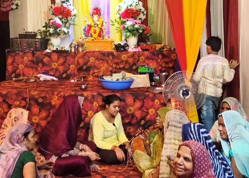 फोटो 22 एमएएचपी 19 परिचय-महोबा शहर के कीरत सागर तट पर गणेश प्रतिमा विसर्जित करने पहुंचीं महिलाए फोटो 22 एमएएचपी 19 परिचय-महोबा शहर के कीरत सागर तट पर गणेश प्रतिमा विसर्जित करने पहुंचीं महिलाए