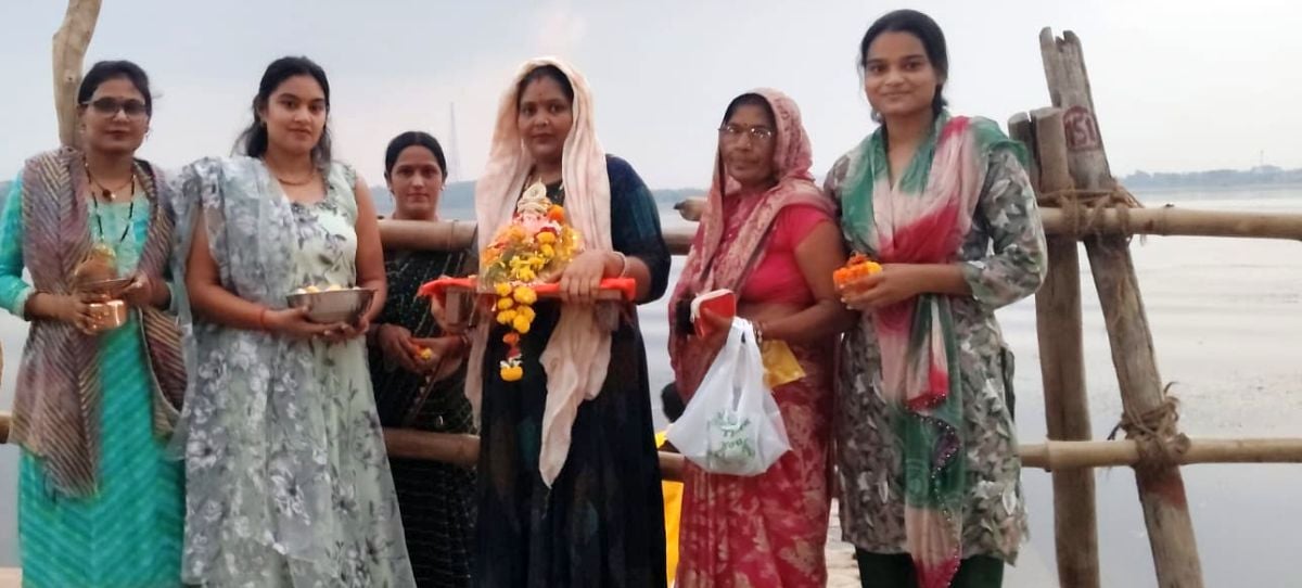 फोटो 22 एमएएचपी 19 परिचय-महोबा शहर के कीरत सागर तट पर गणेश प्रतिमा विसर्जित करने पहुंचीं महिलाए फोटो 22 एमएएचपी 19 परिचय-महोबा शहर के कीरत सागर तट पर गणेश प्रतिमा विसर्जित करने पहुंचीं महिलाए