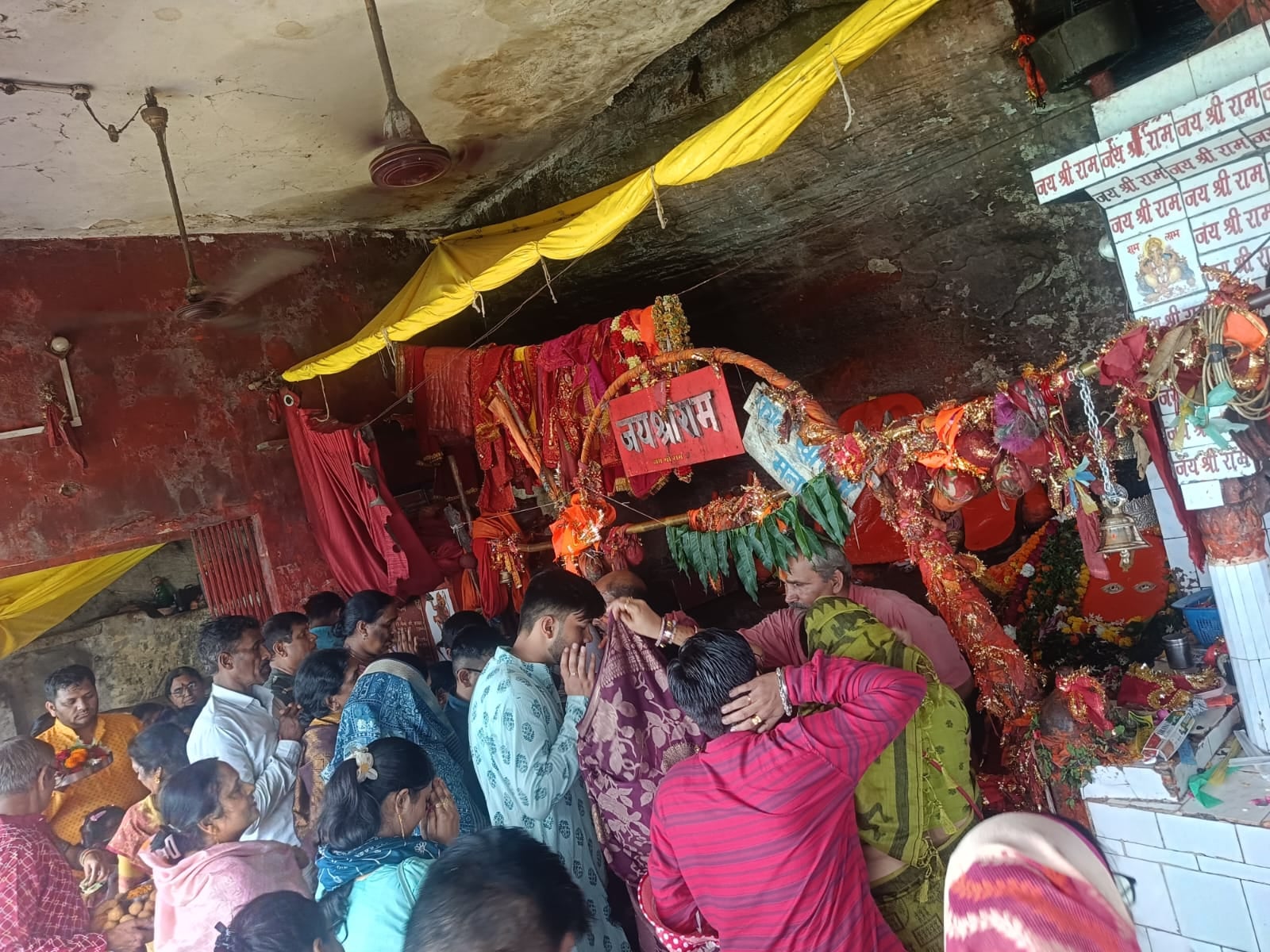 फोटो 22 सीकेटीपी 19 लाइना बाबा मंदिर में पूजन करते श्रद्धालु। संवाद फोटो 22 सीकेटीपी 19 लाइना बाबा मंदिर में पूजन करते श्रद्धालु। संवाद