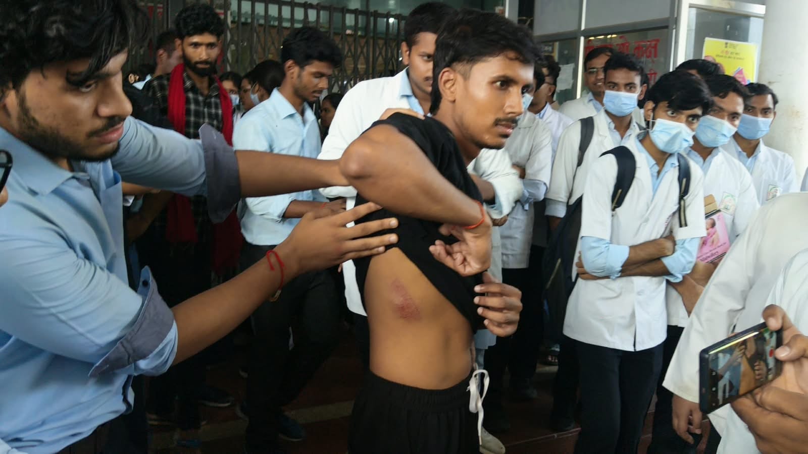 फोटो - 28 इमरजेंसी के बाहर विरोध करते नर्सिंग कॉलेज के छात्र छात्राएं। संवाद फोटो - 28 इमरजेंसी के बाहर विरोध करते नर्सिंग कॉलेज के छात्र छात्राएं। संवाद