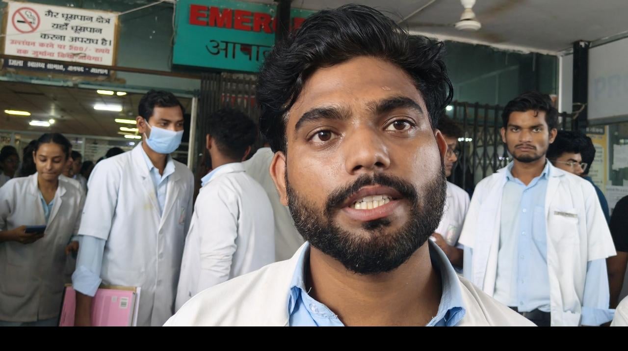 फोटो - 28 इमरजेंसी के बाहर विरोध करते नर्सिंग कॉलेज के छात्र छात्राएं। संवाद फोटो - 28 इमरजेंसी के बाहर विरोध करते नर्सिंग कॉलेज के छात्र छात्राएं। संवाद