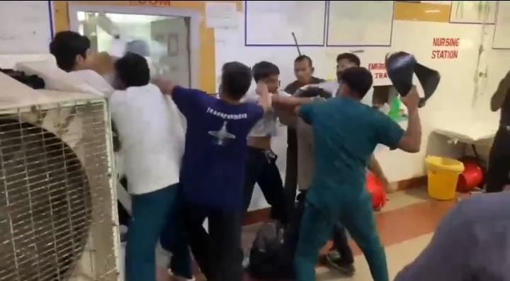 फोटो - 28 इमरजेंसी के बाहर विरोध करते नर्सिंग कॉलेज के छात्र छात्राएं। संवाद फोटो - 28 इमरजेंसी के बाहर विरोध करते नर्सिंग कॉलेज के छात्र छात्राएं। संवाद