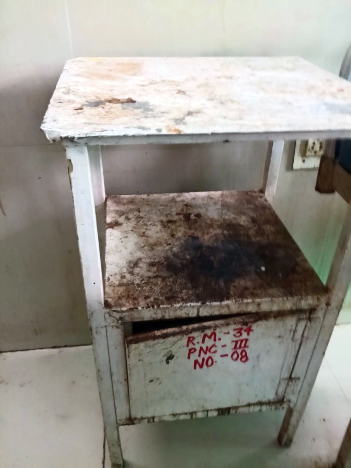 फोटो- 29- महिला अस्पताल में घर से लाई चादर बिछाए प्रसूता। संवाद फोटो- 29- महिला अस्पताल में घर से लाई चादर बिछाए प्रसूता। संवाद
