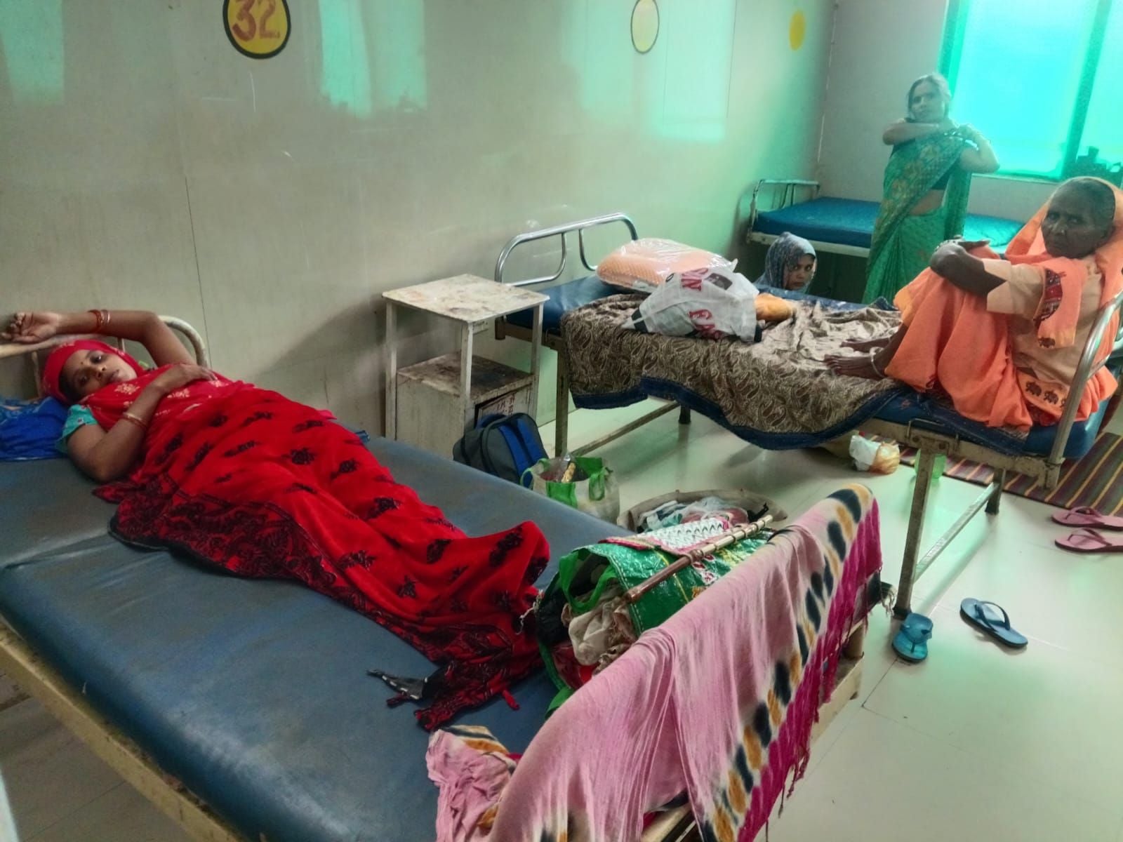 फोटो- 29- महिला अस्पताल में घर से लाई चादर बिछाए प्रसूता। संवाद फोटो- 29- महिला अस्पताल में घर से लाई चादर बिछाए प्रसूता। संवाद
