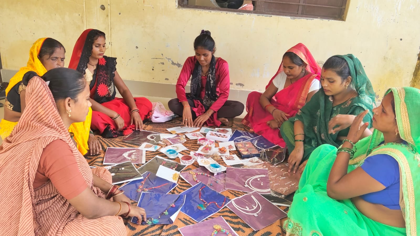फोटो 7 लक्ष्मी सहायता समूह द्वारा तैयार की गई आर्टिफिशियल ज्वेलरी। संवाद