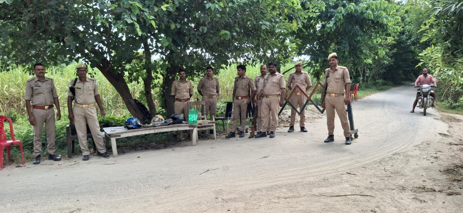 गोंडा के रेक्सड़िया गांव में विनोद साहनी के पुत्र राजा साहनी को चेक देते गोरखपुर के धर्मेंद्र स गोंडा के रेक्सड़िया गांव में विनोद साहनी के पुत्र राजा साहनी को चेक देते गोरखपुर के धर्मेंद्र स