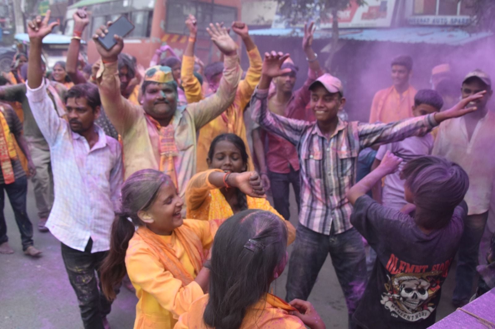 गणेश मूर्ति को विसर्जन के लिए ले जाते श्रद्धालु। संवाद गणेश मूर्ति को विसर्जन के लिए ले जाते श्रद्धालु। संवाद