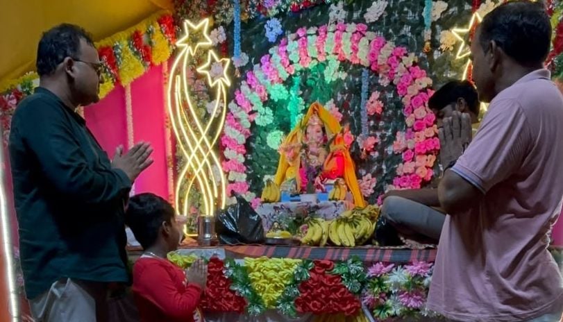 गणेश मूर्ति को विसर्जन के लिए ले जाते श्रद्धालु। संवाद गणेश मूर्ति को विसर्जन के लिए ले जाते श्रद्धालु। संवाद