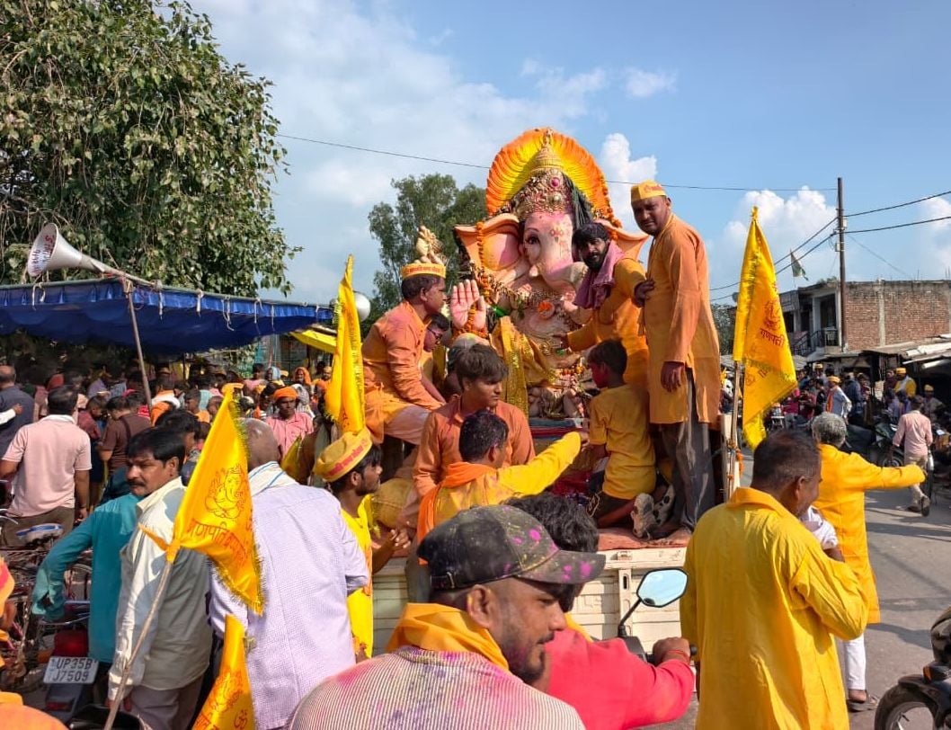 गणेश मूर्ति को विसर्जन के लिए ले जाते श्रद्धालु। संवाद गणेश मूर्ति को विसर्जन के लिए ले जाते श्रद्धालु। संवाद