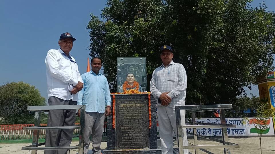 गांव कैलरम के सिपाही रामचंद्र की पुण्यतिथि पर नमन करते पूर्व सैनिक। संवाद गांव कैलरम के सिपाही रामचंद्र की पुण्यतिथि पर नमन करते पूर्व सैनिक। संवाद