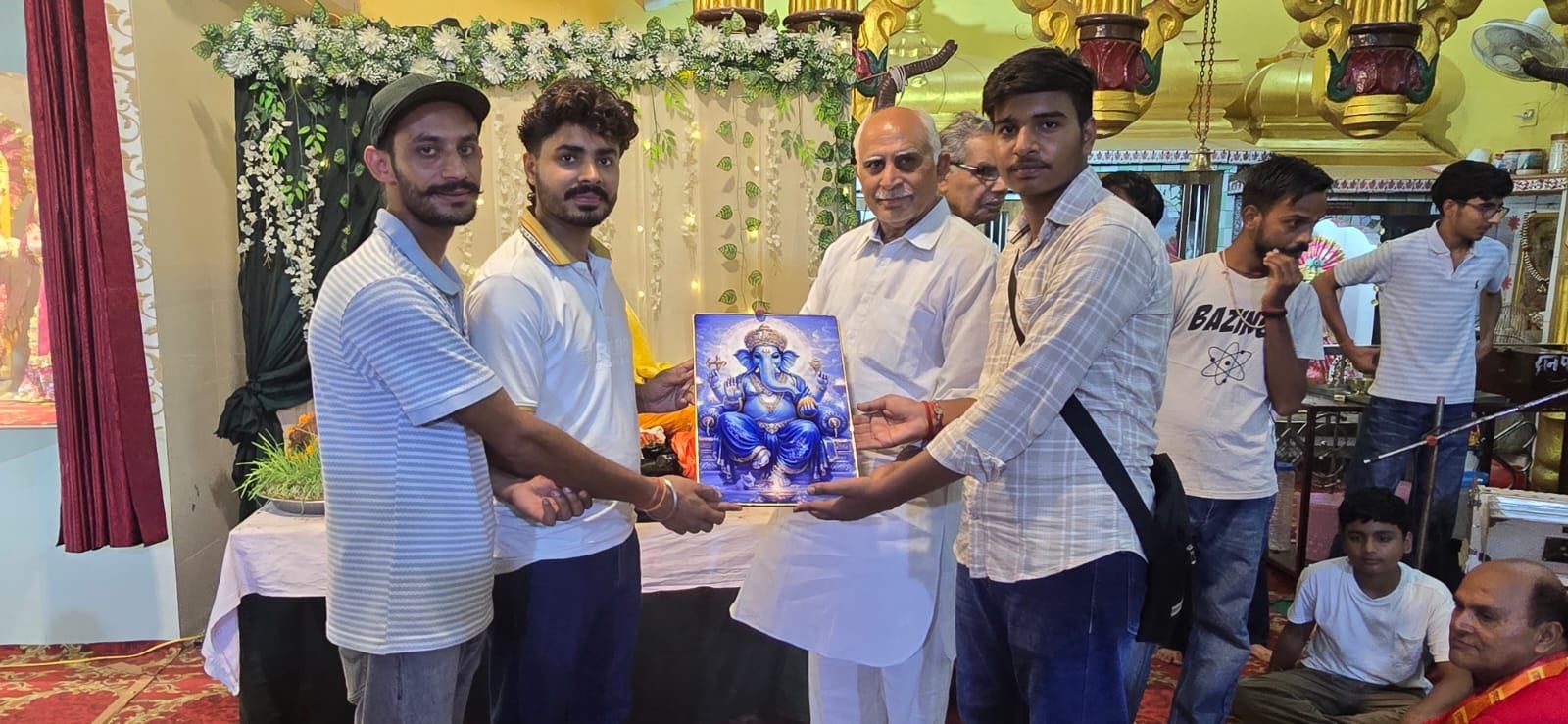 गायकों को सम्मानित करते हुए। विज्ञप्ति गायकों को सम्मानित करते हुए। विज्ञप्ति