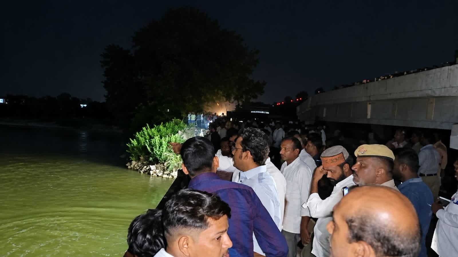 हरी प्रसाद, धीरज और प्रमोद। हरी प्रसाद, धीरज और प्रमोद।