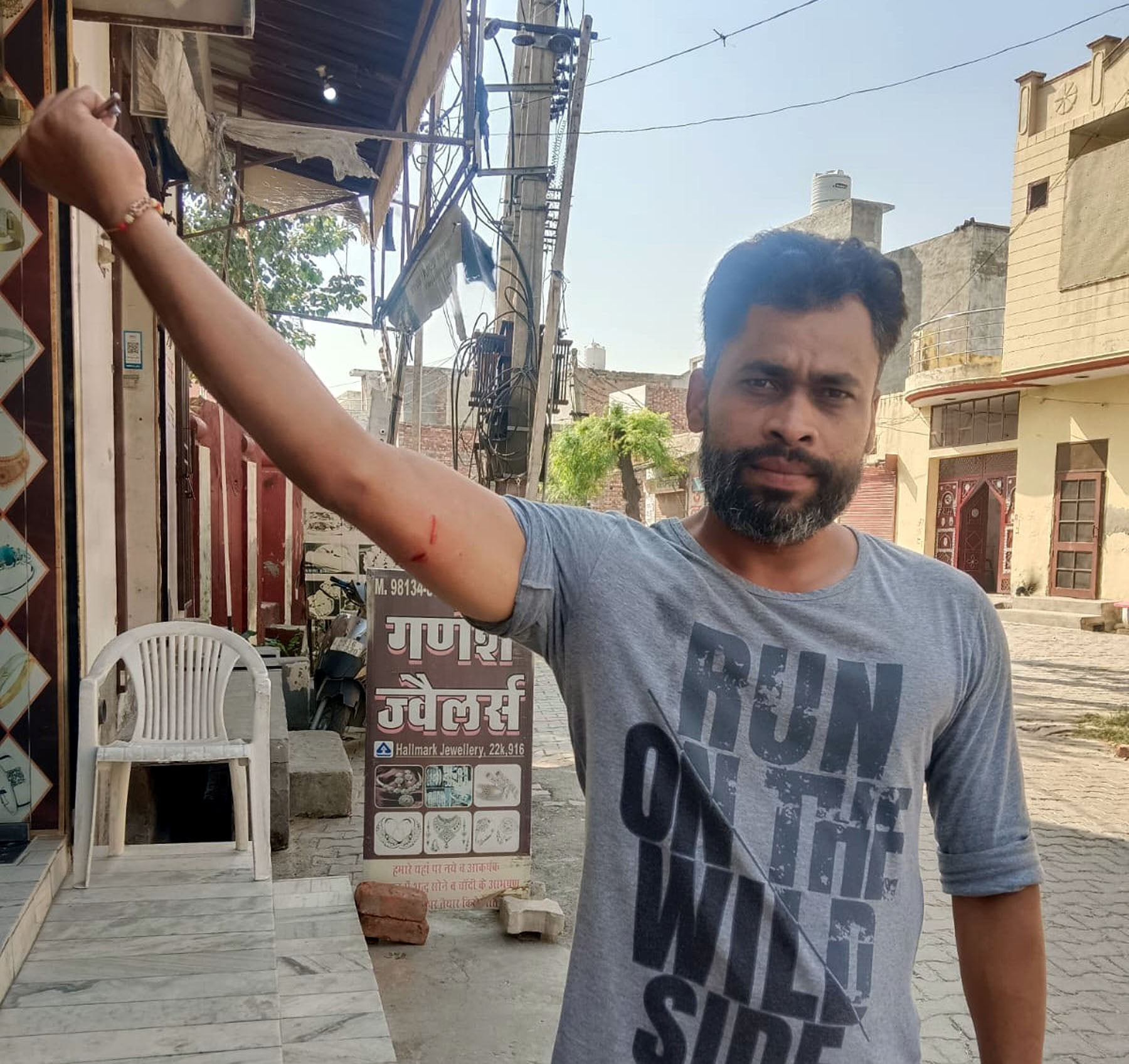 कपिल मुनि मंदिर के आसपास बंदरों का भारी जमावड़ा। संवाद कपिल मुनि मंदिर के आसपास बंदरों का भारी जमावड़ा। संवाद