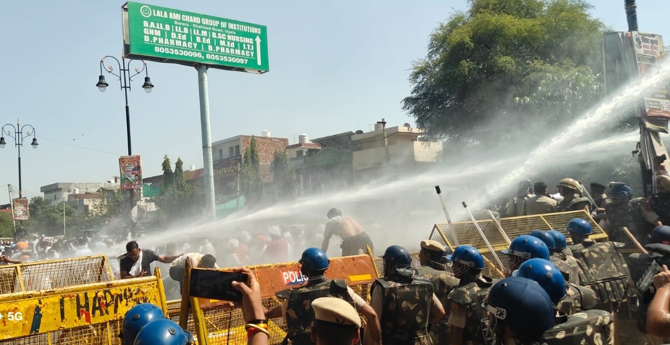 कुरुक्षेत्र। शाहाबाद। किसानों को रोकने के लिए आंसू गैस छोड़ते हुए पुलिसकर्मी। संवाद कुरुक्षेत्र। शाहाबाद। किसानों को रोकने के लिए आंसू गैस छोड़ते हुए पुलिसकर्मी। संवाद