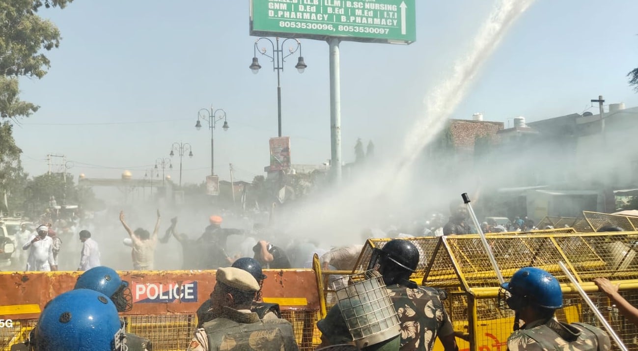 कुरुक्षेत्र। शाहाबाद। किसानों को रोकने के लिए आंसू गैस छोड़ते हुए पुलिसकर्मी। संवाद कुरुक्षेत्र। शाहाबाद। किसानों को रोकने के लिए आंसू गैस छोड़ते हुए पुलिसकर्मी। संवाद