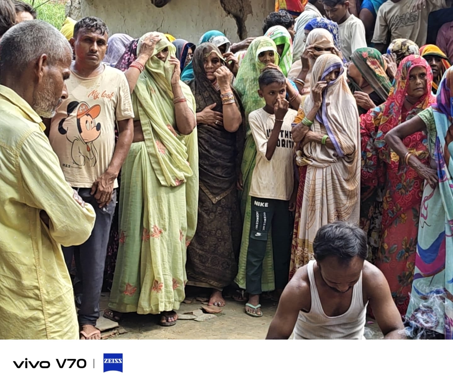 करारी के अर्का महाबीरपुर गांव में तालाब में डूबने से हुई वृद्व की मौत के बाद जुटे लोग। संवाद करारी के अर्का महाबीरपुर गांव में तालाब में डूबने से हुई वृद्व की मौत के बाद जुटे लोग। संवाद