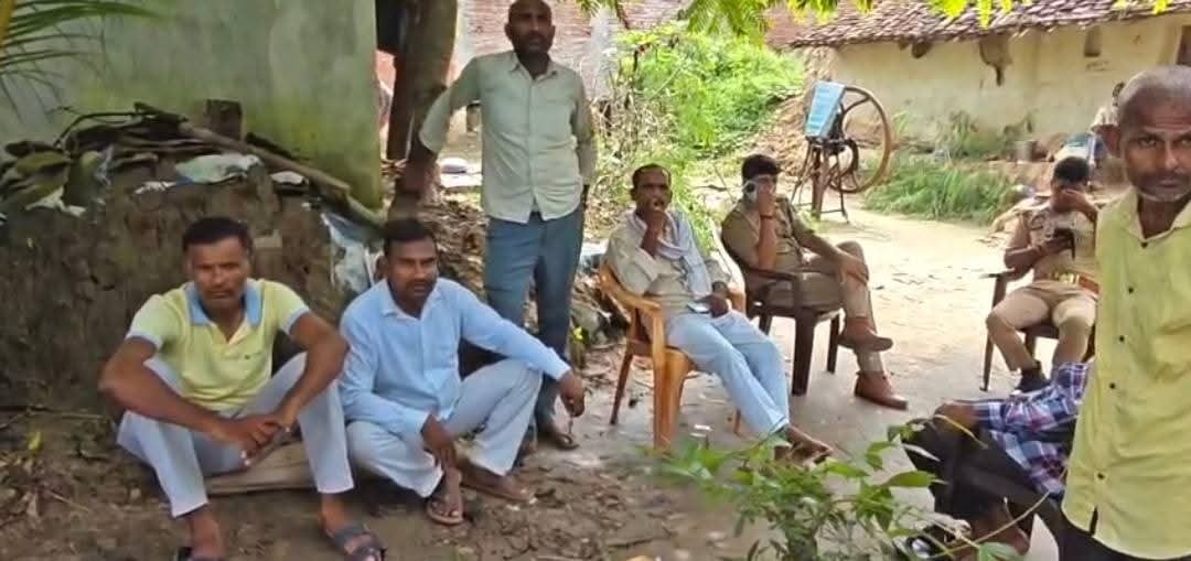 करारी के अर्का महाबीरपुर गांव में तालाब में डूबने से हुई वृद्व की मौत के बाद जुटे लोग। संवाद करारी के अर्का महाबीरपुर गांव में तालाब में डूबने से हुई वृद्व की मौत के बाद जुटे लोग। संवाद