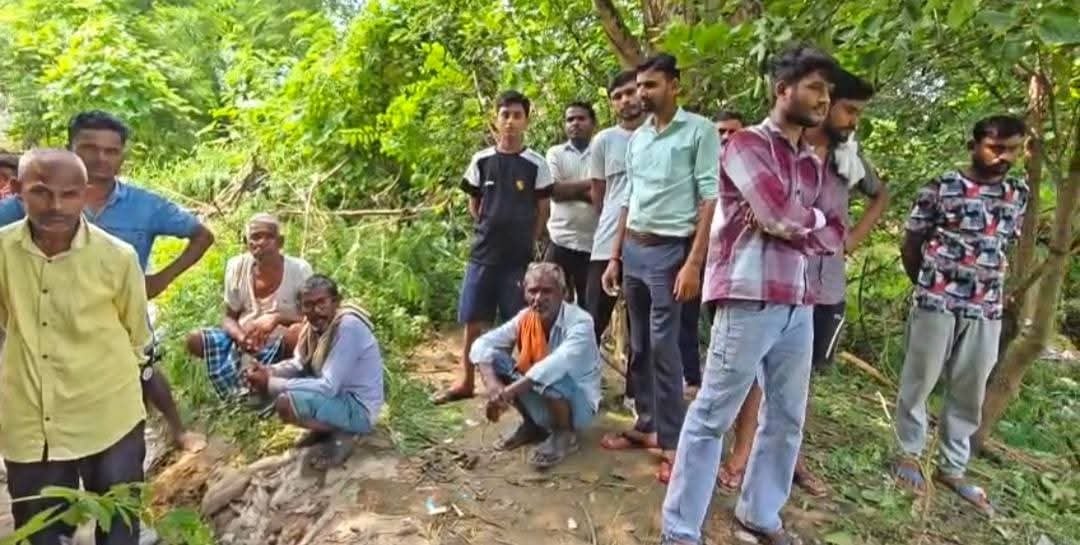 करारी के अर्का महाबीरपुर गांव में तालाब में डूबने से हुई वृद्व की मौत के बाद जुटे लोग। संवाद करारी के अर्का महाबीरपुर गांव में तालाब में डूबने से हुई वृद्व की मौत के बाद जुटे लोग। संवाद