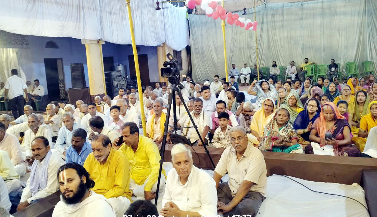 कथा सुनाते अयोध्यादास महाराज। संवाद