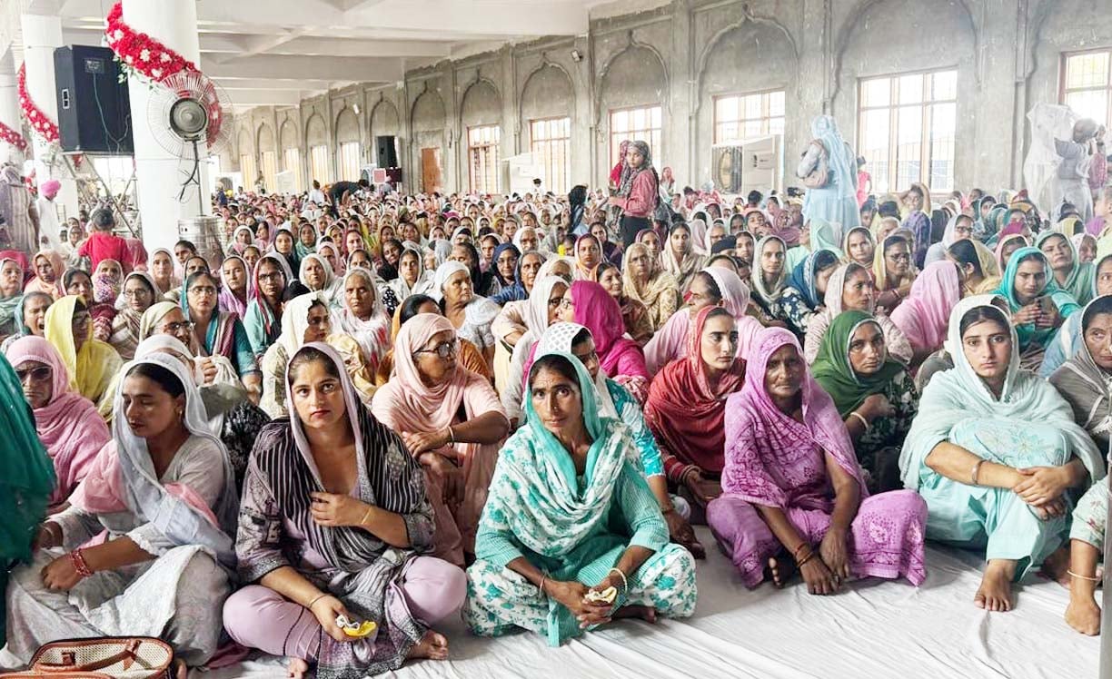 खुटार गुरुद्वारे में सजा गुरु का दीवान। संवाद खुटार गुरुद्वारे में सजा गुरु का दीवान। संवाद