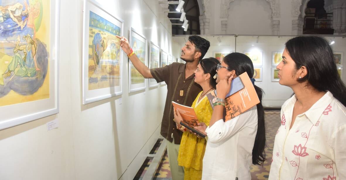 लाल बारादरी भवन मेंकलाप्रेमी व विद्यार्थी जुटे। लाल बारादरी भवन मेंकलाप्रेमी व विद्यार्थी जुटे।