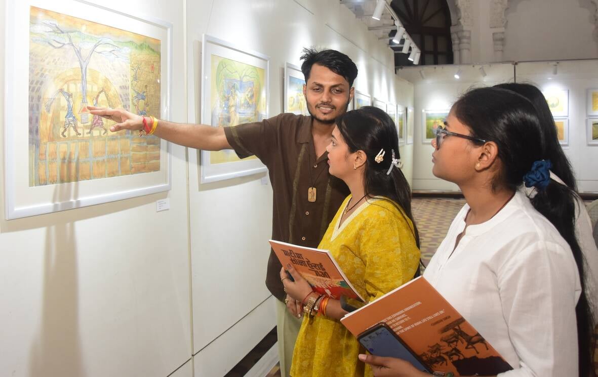 लाल बारादरी भवन मेंकलाप्रेमी व विद्यार्थी जुटे। लाल बारादरी भवन मेंकलाप्रेमी व विद्यार्थी जुटे।