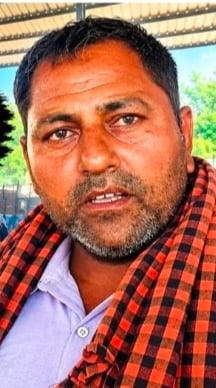 मंडी में जानकारी देता किसान बीरभान। मंडी में जानकारी देता किसान बीरभान।