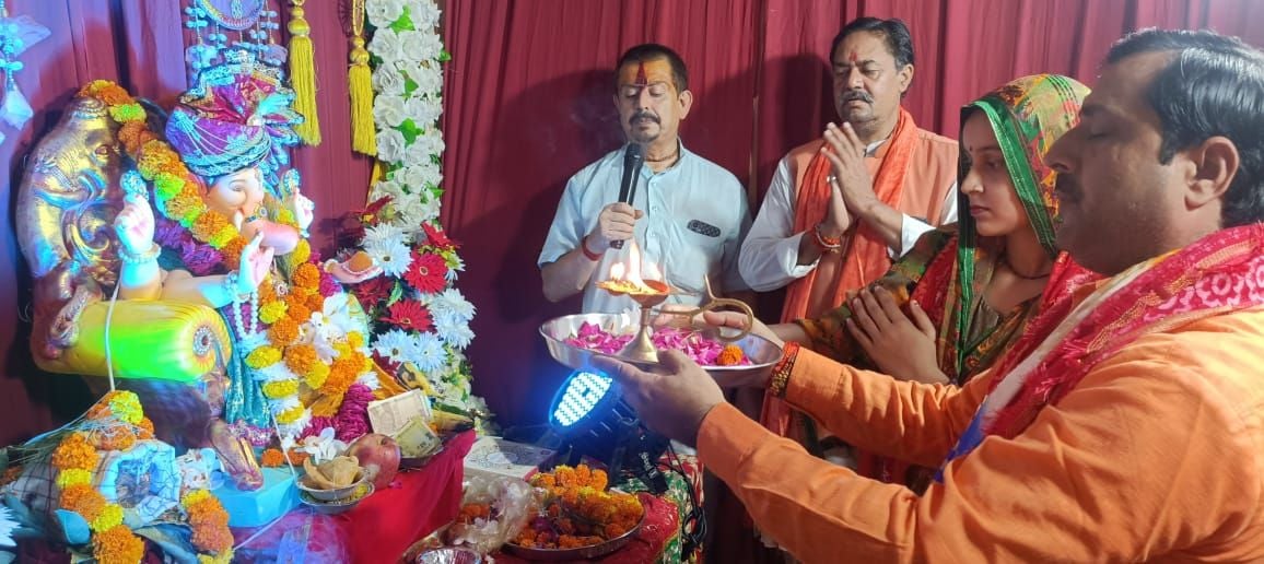 मोहल्ला आर्य नगर में गणपति की पूजा करती महिलाएं । संवाद