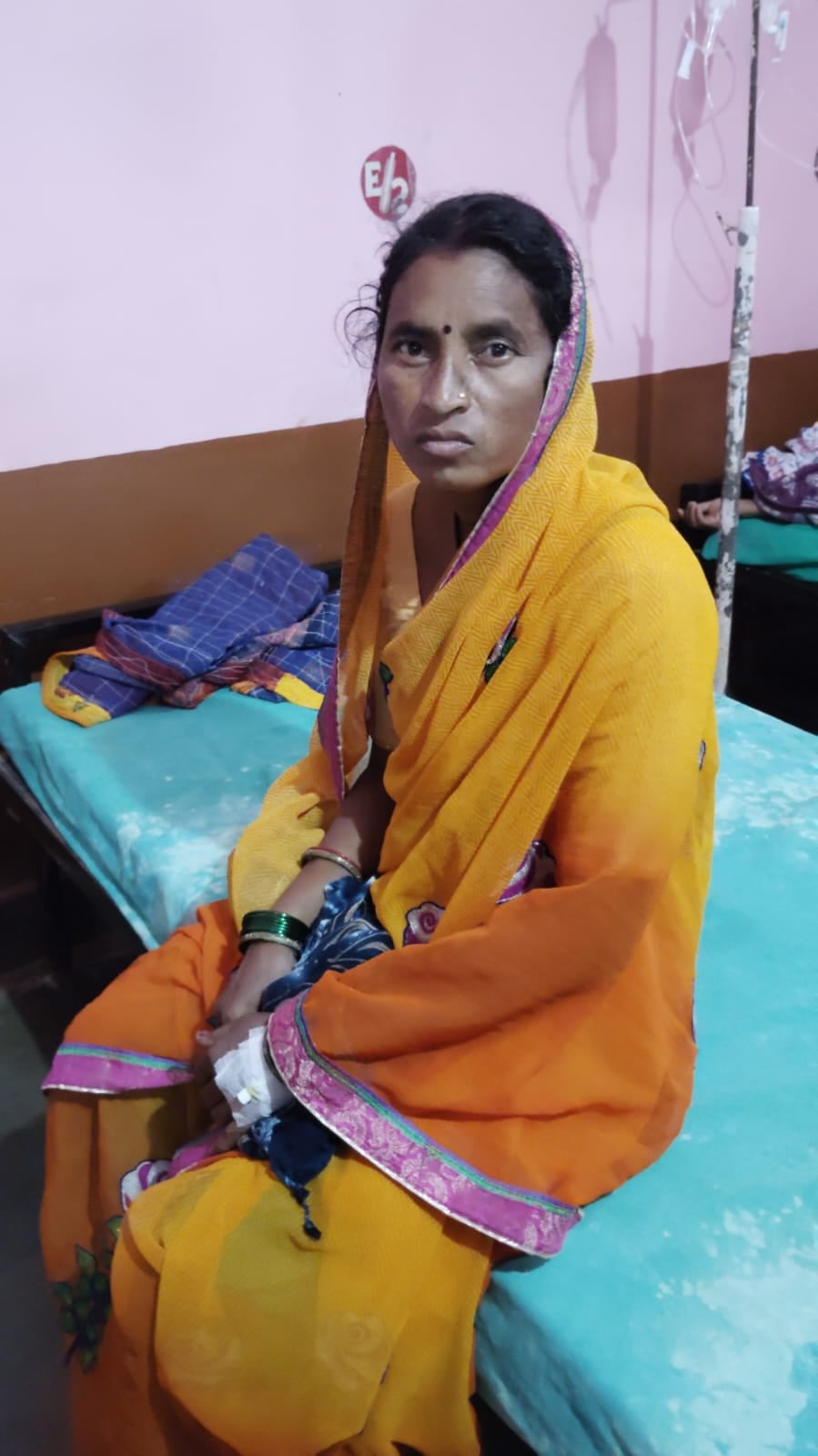 महिलाओं पर गिर बिजली महिलाओं पर गिर बिजली